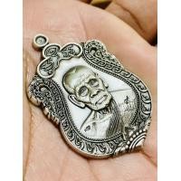 ราคา เหรียญเสมา กองบุญ ปาฏิหาริย์ สร้างมหาเจดีย์ เนื้อเงินซาติน หลังเรียบ กรรมการ ๖ หลวงพ่อพัฒน์ วัดห้วยด้วน จังหวัดนครสวรรค์ (21277646835)