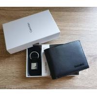 ราคา กระเป๋าสตางค์ ใบสั้น CALVINKLEI่N WALLET กระเป๋าสตางค์แบบพับ 3 ตอนสำหรับสุภาพบุรุษ ด้านหน้าติดโลโก้นูนสีดำ ด้านในมีช่องใส่บัตรและช่องใส่ธนบัตรแยกเป็นสัดส่วน มาพร้อมพวงกุญแจห้ามพลาดนะค่ะ (1266578580)
