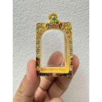 ราคา ตลับเงินชุบทองฝังพลอยลงยา ใส่พระสมเด็จทั่วไป ขนาด 2 5x3 5cm วัดจากหน้าจอตลับด้านนอก (19983618919)
