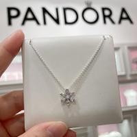 ราคา แพนดอร่า คริสต์มาสสินค้าใหม่เกล็ดหิมะความงามดอกไม้สร้อยคอคู่รักอารมณ์แสงหรูหราสร้อยคอสำหรับผู้หญิง ˉPandoras new Christmas product The beauty of snowflakes Flower necklace 392387C01 Couple temperament