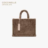 ราคา COCCINELLE กระเป๋าถือผู้หญิง รุ่น NEVER WITHOUT BAG ASTRAKAN HANDBAG 180101 สี WARM TAUPE (21018133495)