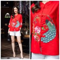 ราคา P0113 เสื้อตรุษจีนผ้าฝ้ายผสมลินิน เนื้อผ้านุ่มผ้าดีมาก งานปักใช้ไหมสีสด ปักลายดอกไม้สีชมพู นกยูงสวยสง่า เสื้อทรงคอจีนกระดุมจีน ดูดีลุคไฮโซ (12325223706)