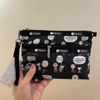 ราคา LeSportsac กระเป๋าคลัทช์7105กระเป๋ามือถือลายการ์ตูนกระเป๋าเครื่องสำอางสองชั้นกระเป๋าเก็บของกันน้ำมีซิปสองเส้นพร้อมเชือกคล้องมือ (20796006462)