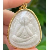 ราคา ร้านChokdee mart จี้พระปิดตากรอบผ่าหวาย สีทอง เนื้อผง 1 องค์ (20598025796)