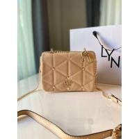 ราคา Lyn รุ่น Tricia กระเป๋าทรงเหลี่ยม ประดับหน้าหมุด ห้อยพวงกุญแจ เก๋มาก งานแท้ 100 จาก Outlet (13255754605)