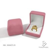 ราคา กล่องกำมะหยี่สีโอรส ขาว กล่องใส่แหวนต่างหู กล่องใส่แหวนคู่ สามารถใส่ต่างหูแบบเสียบได้ ขนาดกล่อง6x6x4 5cm (20334970508)