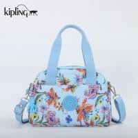 ราคา แบบใหม่ kipling กระเป๋าสะพายข้าง ถือ สะพายไหล่ ช่องเยอะใส่ของได้เยอะ แฟชั่นผู้หญิง 957 ผ้ากันน้ำ100 ปรับสายได้ พร้อมส่ง (20709288339)