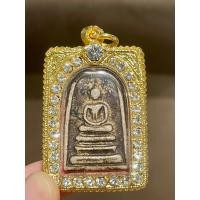 ราคา สมเด็จพิมพ์ปรกโพธิ์ หลังเรียบ เนื้อผง ลงรักดำปิดทองเก่า ใส่กรอบชุบทองไมครอนประดับพลอย (17073644980)