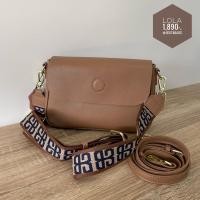 ราคา Lola กระเป๋าสะพายหนังแท้ สายสะพาย2เส้น (15620535280)