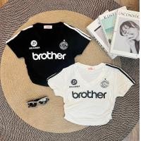ราคา เสื้อครอปสั้นคอวีแถบแขนลาย brother (20629624210)