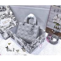 ราคา กระเป๋าสะพาย Dior lady รุ่นอัมตะ ทำจากหนังแกะแท้เคลือบเมทัคลิค รุ่น ตัวแม่งานสวยค่ะ ตัดเย็บดีเดินด้ายสวย เป็นอีกหนึ่งไอเทมที่สาวๆรักการแต่งตัวต้องไม่พลาด อุปกรณ์ box Size 8 (21245654278)