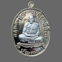 ราคา หลวงพ่อพัฒน์ วัดห้วยด้วน รุ่นเจริญพร2 เนื้ออาปาก้าหน้าเงิน เต็มองค์ เลข8442 กล่องเดิม 352 (9718883943)