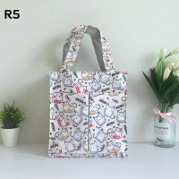 ราคา กระเป๋าผ้าเคลือบกันน้ำ กระเป๋าเคลือบพลาสติก รุ่น R ใส่กล่องข้าว หรือของใช้ส่วนตัวหิ้วไปนอกบ้านได้ (17829608439)