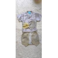 ราคา ชุดไทยเด็กผู้ชาย ชุดไทยเด็กใส่ไปโรงเรียน ครบเซ็ต 3 ชิ้น เสื้อผ้ามันสีพื้น โจงกระเบน ผ้าคาดเอว พร้อมส่งสินค้าในไทย ชุดไทย E9056 (14737156430)