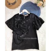 ราคา Cho oe เสื้อผ้าซิ้วเงาแก้ว คอปาด แขนสั้น ม้วนดอกด้านหน้า เสื้อแฟชั่น เสื้อใส่เที่ยว เสื้อใส่ทำงาน เสื้อใส่ทำบุญ เสื้อ chotida (18753570525)