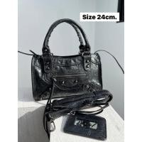 ราคา ส่งฟรี กระเป๋าถือ สะพายข้าง บาลอง BL PU Premium Leather 20 24 28 36 CM 8 9 11 14 หนังพรีเมียม ประดับหมุดสีดำ สไตล์แบรนด์เนม เข้ากับทุกการแต่งกาย (20547452564)