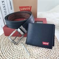 ราคา กระเป๋าสตางค์ คู่ เข็มขัด LEVIS กระเป๋าสตางค์แบบสั้นพับสองตอน ปั๊มโลโก้สีแดงด้านหน้าโดดเด่น เข็มขัด หัวเข็มขัดโลหะดีไซน์คลาสสิค สามารถปรับพลิกหน้าหลังได้ สายเข็มขัดด้านหนึ่งเป็นสีดำ อีกด้านเป็นสีน้ำตา