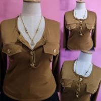 ราคา จัดส่งทันที ต๋องแฟชั่น อก38 46 ยาว23 แขนยาวผ้านิ่มมากกระดุมทองแต่งกระเป๋าสามเหลี่ยมแขนยาว (16960311609)