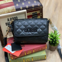 ราคา กระเป๋าสะพาย Guess Elliana Mini Crossbody Flap กระเป๋าสะพายข้างรุ่นใหม่ จาก G u e s s สะพายได้ทั้งสายคู่และสายเดี่ยว (1254640351)