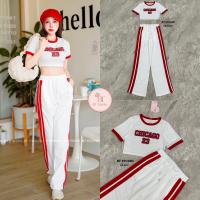 ราคา งานป้าย BT Studio set 2ชิ้นเสื้อยืดแขนสั้นแต่งขอบสีแดงสกรีนลายตรงกลาง มาพร้อมกางเกงขายาวเอวสม๊อคผูกเชือกด้านหน้าแต่งแถบคู่ทั้ง 2ข้างสีแดง (20878705962)