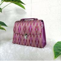 ราคา กระเป๋าผ้าไหมแท้ กระเป๋าสะพาย ปรับสายกระเป๋าได้ กระเป๋าตังค์ ลายไทย สีสวย เกรดพรีเมี่ยม NgamNate (17280403914)