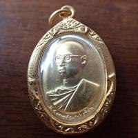 ราคา จี้พระ เหรียญในหลวงทรงผนวช 22 ตุลาคม 2499 เลี่ยมกรอบทอง ชุปทอง (19508032033)