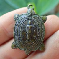 ราคา ลดทั้งร้าน เหรียญพญาเต่าเรือน หลวงปู่หลิว วัดไร่แตงทอง พิมพ์ปางเปิดโลก กลาง ปี 253 (19329160713)