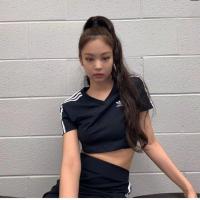 ราคา ADIDAS Tee Jennie เสื้อครอปเสื้อยืดฤดูร้อนของผู้หญิงสีดำและสีขาวสั้นกีฬาเสื้อกั๊กรุ่นยิมคอวีกีฬาด้านบน Blackpink (12532545950)