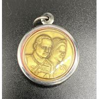 ราคา จี้ เหรียญ ในหลวงรัชกาลที่ 9 เหรียญที่ระลึก 60 ปี ราชาภิเษกสมรส 28 เมษายน 2553 เนื้อทองฝาบาตร ใส่กรอบสแตนเลส (17343549090)