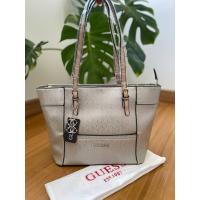 ราคา Guess กระเป๋าสะพาย ทรงช้อปปิ้ง ใบใหญ่จุก 15 เปิดปิดด้วยซิป ทรงสวยตั้งอยู่ทรง ภายในซับลายแบรนด์อย่างดี สายสะพายสามารถปรับระดับได้ (16241763537)