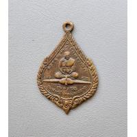ราคา พระเหรียญหลวงพ่อจาดขี่เครื่องบิน หลังหลวงพ่อชม วัดบางกระเบา ปี 2518 จ ปราจีนบุรี สภาพดี (21046170085)