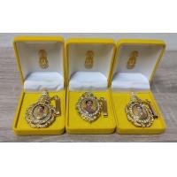 ราคา เข็มกลัด ล็อกเก็ตพระบรมฉายาลักษณ์ในหลวง ร 9 พระพันปีหลวง และในหลวง ร 10 ล้อมเพชร พร้อมกล่อง (19894338535)