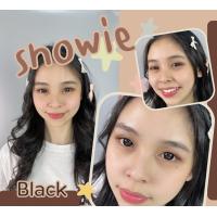 ราคา คอนแทคเลนส์ รุ่น Snowie สีดำ แบรนด์ Pretty doll ค่าสายตาปกติ เลนส์นิ่มใส่สบายตา แถมตลับ (20968964164)