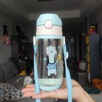ราคา พร้อมส่ง ขวดน้ำ แก้วน้ำหัดดื่ม กระติกน้ำหลอดดูด พับเก็บได้ พร้อมหูจับ สายสะพาย ปิดฝาคว่ำไม่หก ตกไม่แตก ลายการ์ตูน มี 2 แบบ (8092557453)