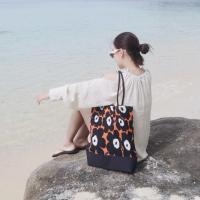 ราคา Charin brand กระเป๋าผ้าพลีท ลาย ดอกไม้ (17347925744)