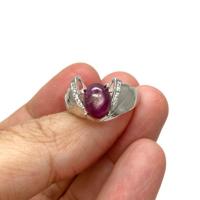 ราคา แหวน เงินแท้ 92 5 งานส่งออก ฝังพลอยทับทิมสตาร์แท้ เจียหลังเบี้ย หนัก 1 กะรัต เนื้อแดงเข้ม ขนาด 7 9 มิล 1 เม็ด และฝังบ่าแหวนด้วยเพชรสวิส cz เกรด 5A หนัก 3 4 กรัม ดีไซน์สวย แปลกตา เคลือบทองคำขาวแล้ว ใส 