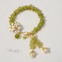 ราคา สร้อยข้อมือหิน สีเขียว เพอริดอท ทรงพวงมาลัย 2 ชาย ประดับด้วย ดอกแก้ว มุกแท้ พลอยแท้ Peridot (17510602605)