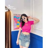 ราคา BW warisara hi มาแล้วๆ เสื้อครอปแฟชั่น งานตามกระแสของวงการตลาดแฟชั่น เป็นงานผ้าไหมพรมผ้าร่องสีพื้น ทรงคอกลมแขนสั้นแต่งปักเย็บโลโก้หน้าอก งานเนื้อผ้านุ่ม ยืดตามตัว สาวอวบใส่ได้ (19216411604)