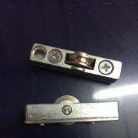 ราคา ล้อรางหนีบตู้กระจก ล้อรางหนีบทองเหลือง ล้อรางหนีบมีลูกปืน (10121856215)