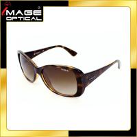 ราคา แว่นกันแดดผู้หญิง ยี่ห้อ VOGUE รุ่น VO2843SF W65613 (8761652442)