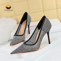 ราคา รองเท้าส้นสูงลูกไม้กลวงรองเท้าส้นสูงปลายแหลมรองเท้าส้นเข็มผู้หญิง (20820074872)