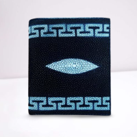 ราคา Thai Croc กระเป๋าหนังปลากระเบน หนังปลากระเบนแท้ ลวดลายจีนด้านขอบ ยาวตลอดใบ พร้อมด้วยมุขขาวตรงกลาง กระเป๋าปลากระเบน 2 พับ ทรงตั้ง HongKong สีดำ (15286256240)