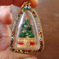 ราคา จี้พระ พระแก้วมรกต บูชาพระแก้วมรกต วัดพระแก้ว จี้ห้อยคอ ประดับพลอยสวิส เลี่ยมกรอบชุปทองลงยา สวยงาม เหมาะกับทุกเพศ (19541697139)