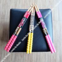 ราคา ขายดี ไม้กลอง ไม้ตีกลอง CMC ขนาด 5AB 5A 2B 7A 5B เลือกขนาดได้ พร้อมพันด้ามไม้กลอง คละสี ไม่ลื่น จับกระชับ (20855241254)