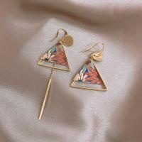 ราคา ต่างหู be your bag ก้านเงินแท้ S925 สามเหลี่ยม ลายดอกไม้ สองข้างไม่เหมือนกัน Code 2060 ฺB2 (20138810733)