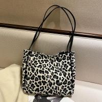 ราคา TroubleMaker กระเป๋าสะพายข้าง กระเป๋ าถือผู้หญิง กระเป๋ า สะพาย ผู้ชาย กระเป๋ าแฟนซี ย้อนยุค กระเป๋า Tote ไหล่เดียว 2023 ใหม่ TM2301301 (17466973663)