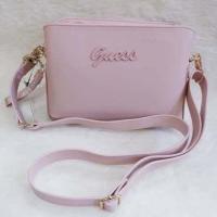 ราคา กระเป๋าสะพายข้าง GUESS SHOULDER BAG ด้านหน้าติดโลโก้แบรนด์ เปิดปิดด้วยช่องซิป ด้านในเป็นช่องกว้าง และช่องใส่สิ่งของได้กระทัดรัด (1339922091)