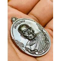 ราคา เหรียญเจริญพรบน ข้างกนก กองบุญ ปาฏิหาริย์ สร้างมหาเจดีย์ เนื้อทองแดงรมดำ ๕๖๖ หลวงพ่อพัฒน์ วัดห้วยด้วน จังหวัดนครสวรรค์ (21272113603)