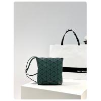 ราคา BAOBAO ISSEY MIYAKE Crystal clamshell small square one shoulder crossbody bag (18344069392)