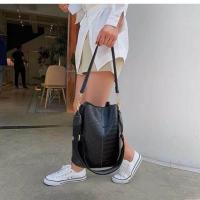 ราคา พรี กระเป๋าทรงถังใบใหญ่จุใจ หนังสวย มีสายหนังและสายผ้า (7809336665)